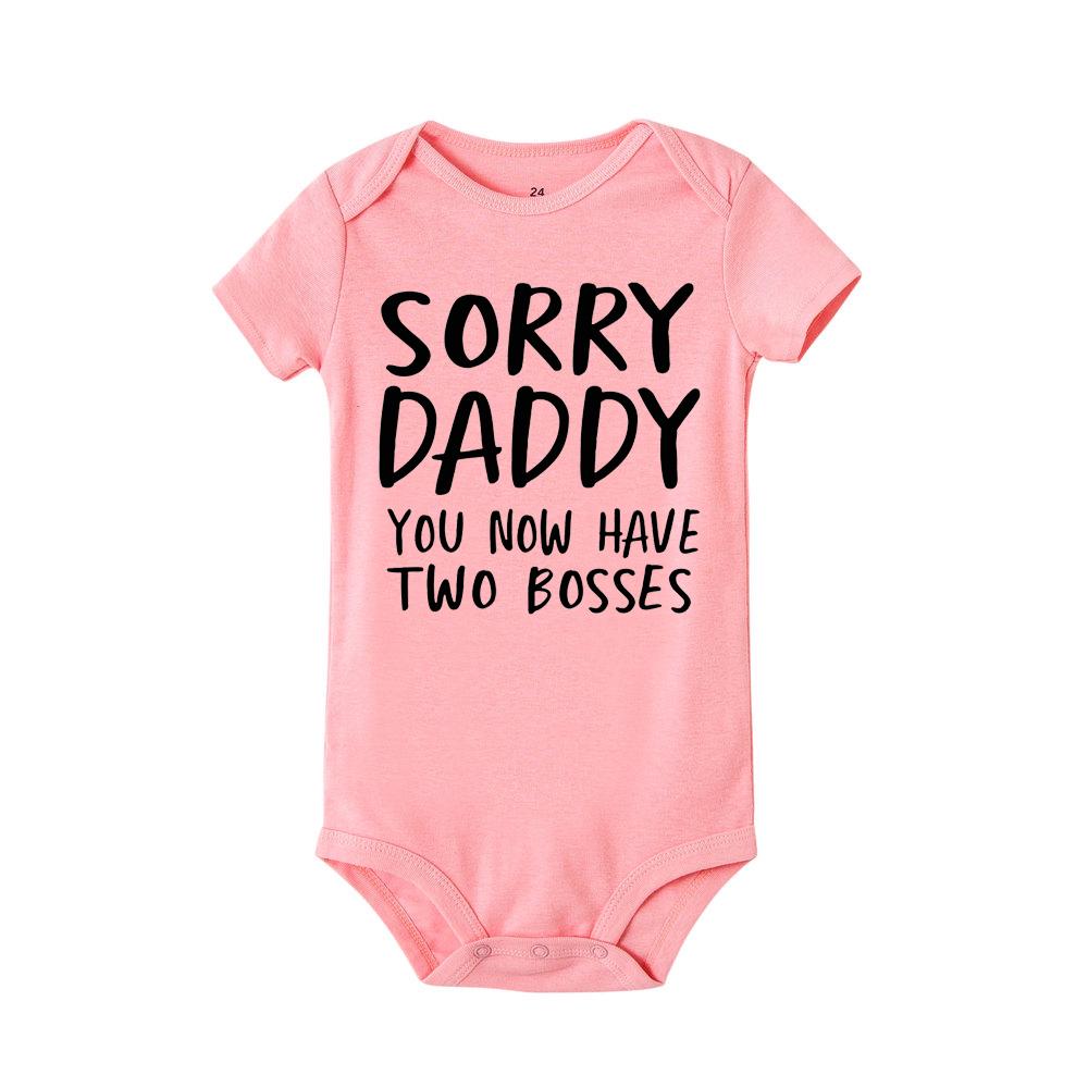 Strampler für Neugeborene, „Sorry Daddy You Know Have Two Bosses“, bedruckter Säuglings-Baumwolloverall-Bodysuit 3M rosa