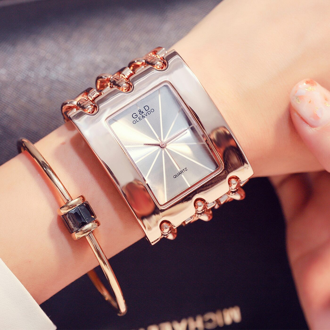 Damenuhr im Luxus-Stil mit rechteckigem Gehäuse, Quarz-Armbanduhr mit dreifachem Kettenarmband und Damenuhr