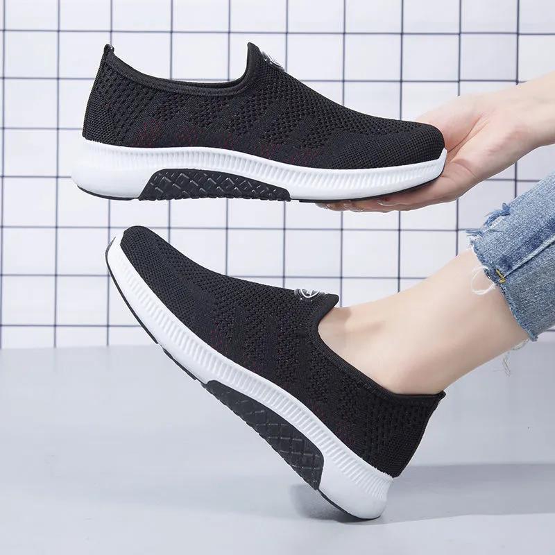 Sommer aushöhlen atmungsaktive Slip-on-Flache Schuhe Damen Fly-gewebte Mesh-Schuhe Mittleres Alter Ältere rutschfeste flache Mesh-Schuhe 36 schwarz