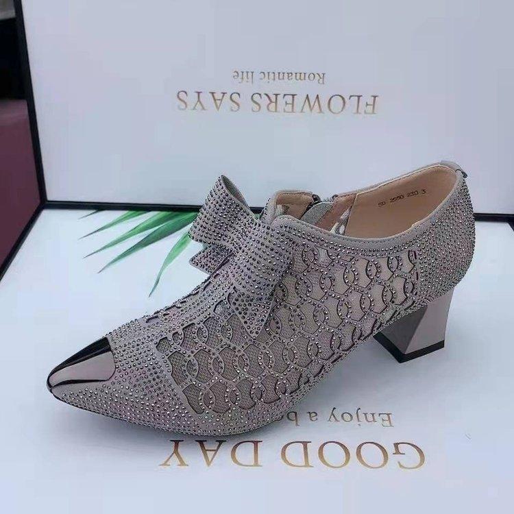 Strass-Blockabsatz, spitze Zehenpartie, schwarze Schmetterlings-Mode-Mesh-Ausschnitt-Damenmode-Schuhe 42