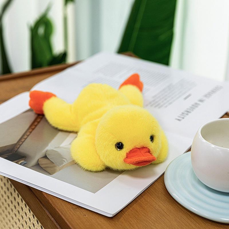 Süße kleine gelbe Entenpuppe Kreativer Plüschanhänger Puppe Schultaschen-Hängedekoration Plüschtier Puppe [Lying Position 22cm; Sitting Position 15cm] black