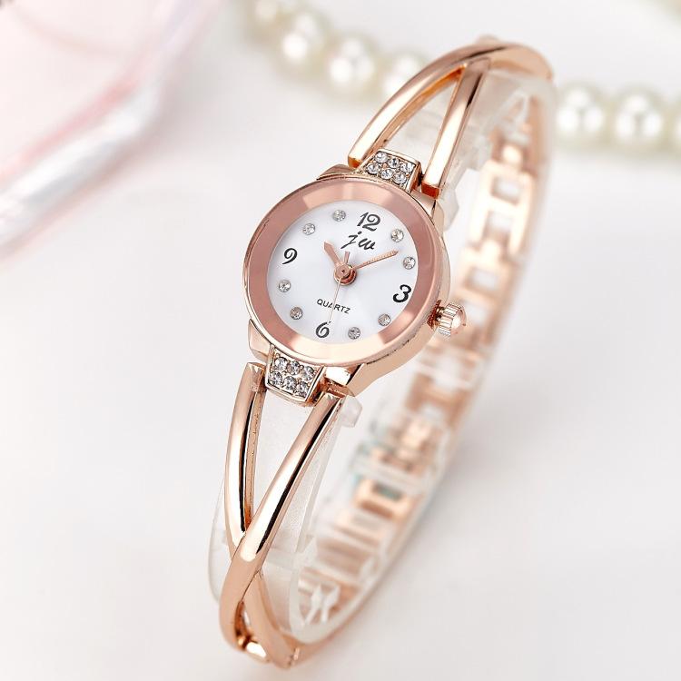 Damen Elegante Uhren Einfache Neue Trendige Damen Armbanduhr Kleines Zifferblatt Quarz Freizeit Beliebte Armbanduhr Stunden Uhr Dekoration white