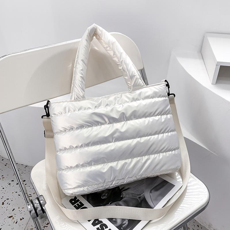 Flauschige Daunen-Tragetaschen für Damen, modische gesteppte Damen-Handtaschen, einfarbig, Luxus-Designer-Schultertaschen für Damen 34cmx17cmx23cm weiß