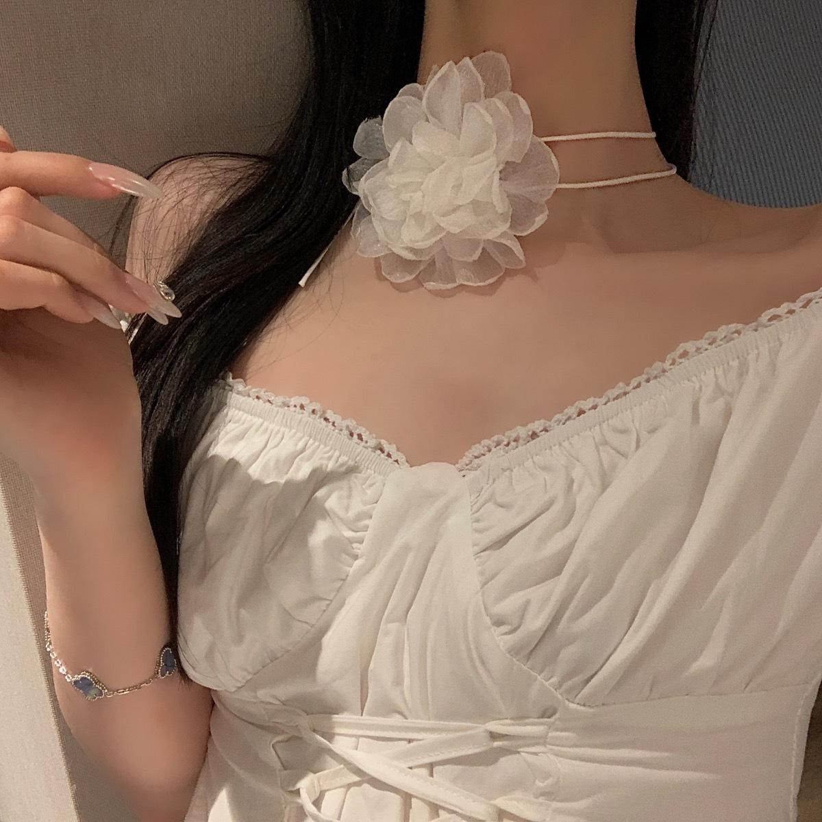 Xiaoxiangfeng Blumenhalskette, französisches Retro-Halsband, Nischen-Schlüsselbeinkette, Halsband, Halskette, Zubehör weiß