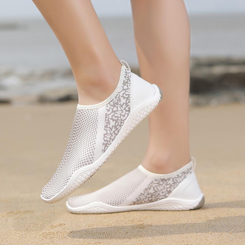 Unisex Strand-Wasserschuhe zum Schwimmen, Schnorcheln, Tauchen & Waten - Weiche, schnittfeste Barfuß-Socken für Herren & Damen. 43 white