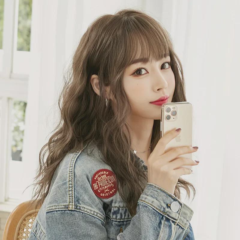 Japanische und koreanische natürliche, flauschige, lange, lockige Perücken mit Pony für Frauen – Vollkopfbedeckung Mist Blue with Black Highlights 54CM