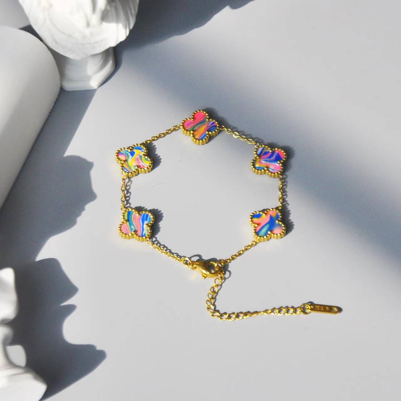 Neues Armband mit vier Blättern und Glücksfarbe, Farbblock-Serie, modisches Armband, Beimu-Armband mit fünf Blumen 22cm dunkel rot pastell