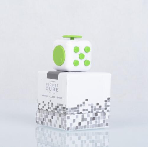 Fidget Cube Stress Angst Druckentlastendes Spielzeug Ideal für Erwachsene und Kinder [Geschenkidee] [Entspannendes Spielzeug] [Stressabbau] [Weiches Material] 4.2x4.2x4.2cm weiß/grün