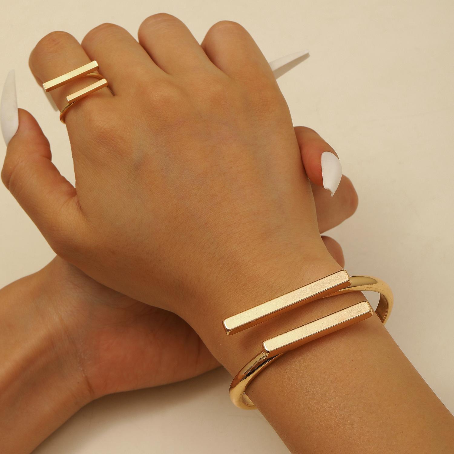 Geometrisches Legierungsarmband und Ring-Set Modernes Design Offenes Armreif Armband Verstellbare Größe Modeschmuck für den täglichen Gebrauch One Size gold