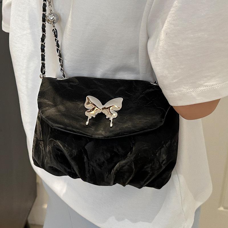 Beliebte Taschen für Frauen Umhängetaschen Hochwertige Textur Nischenmode Kette Ein-Schulter Plissierte Satteltasche für Frauen gray