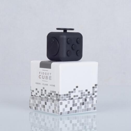 Fidget Cube Stress Angst Druckentlastendes Spielzeug Ideal für Erwachsene und Kinder [Geschenkidee] [Entspannendes Spielzeug] [Stressabbau] [Weiches Material] 4.2x4.2x4.2cm schwarz
