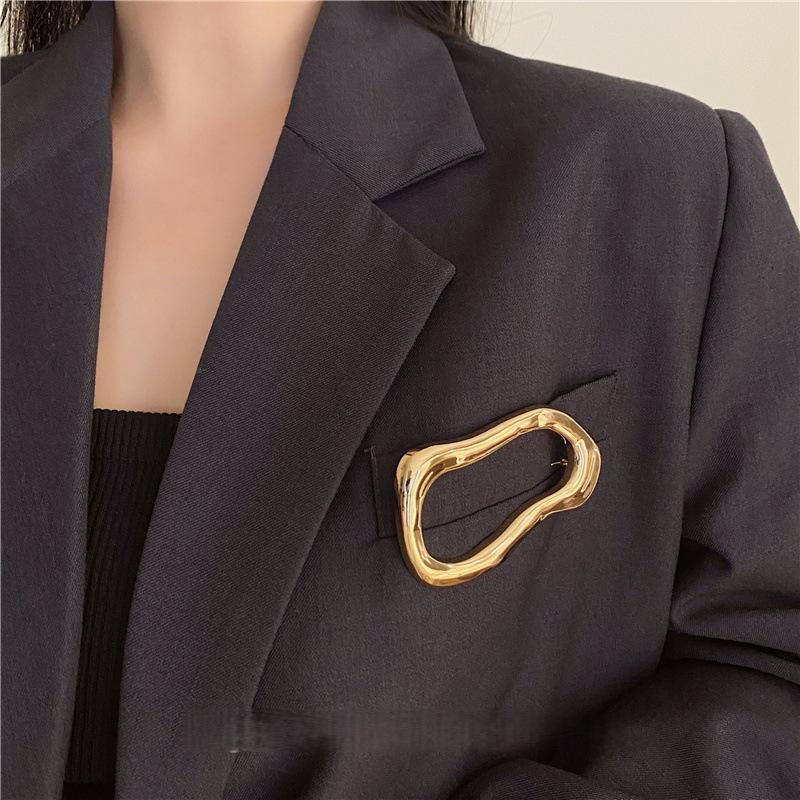 Elegante geometrische ovale Brosche: Stilvolle Anstecknadel für Anzüge und Mäntel