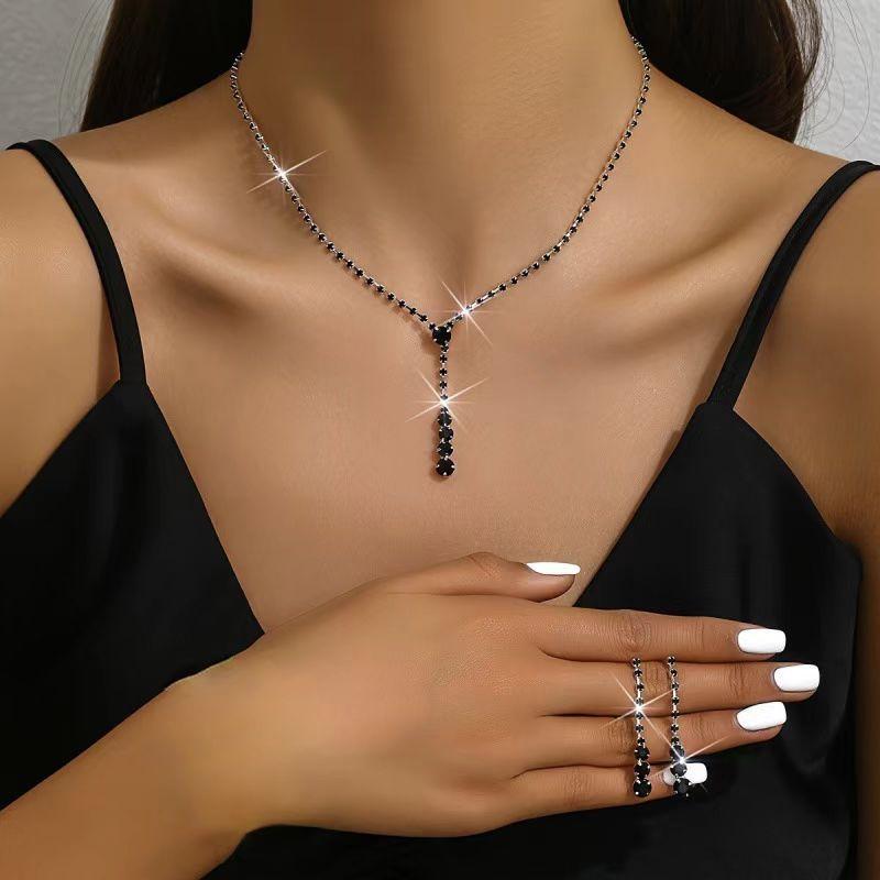 Einfaches Brautschmuck-Set - Luxuriöses Zirkonia-Halsketten-, Ohrring- und Armband-Set Two-piece set schwarz/silber