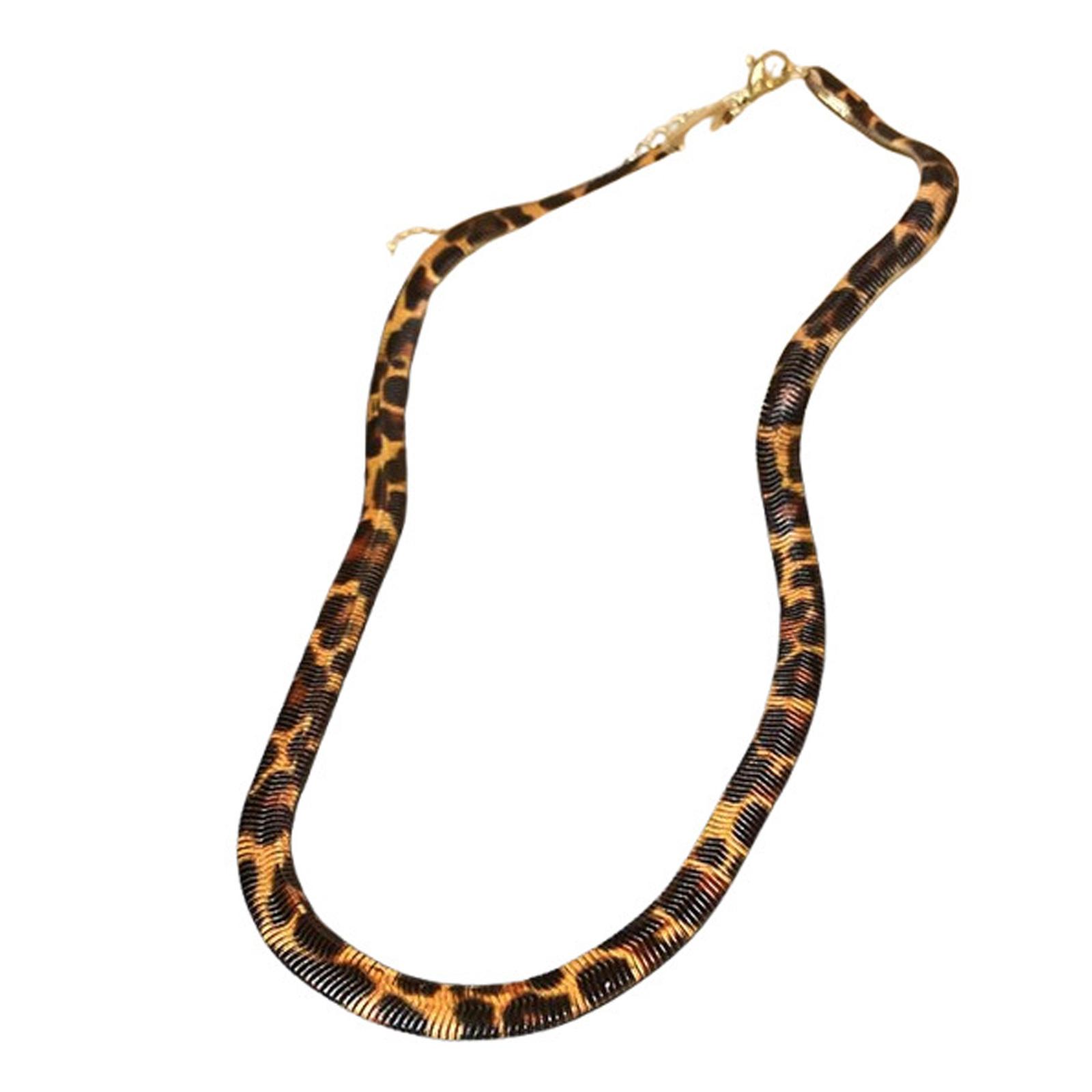 Modische Halskette mit Leopardenmuster. Auffällige Halskette mit Leopardenmuster und geflochtenen Akzenten für Modebegeisterte.
