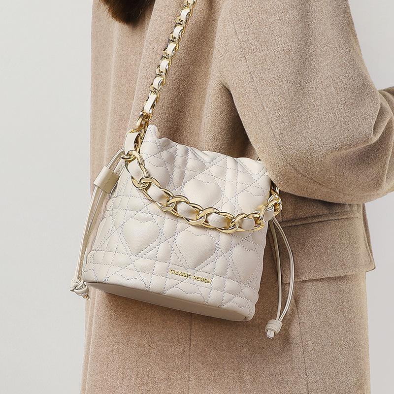 Eine neue und modische koreanische Version der One-Shoulder-Umhängetasche, modische Ketten-Bucket-Handtasche, Handtasche, kleine Tragetasche beige