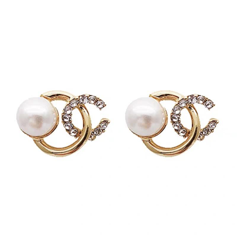 18 Karat Gold Baroque Perlen Ohrstecker: Elegantes vielseitiges Damen-Herbst-/Winter-Accessoire.