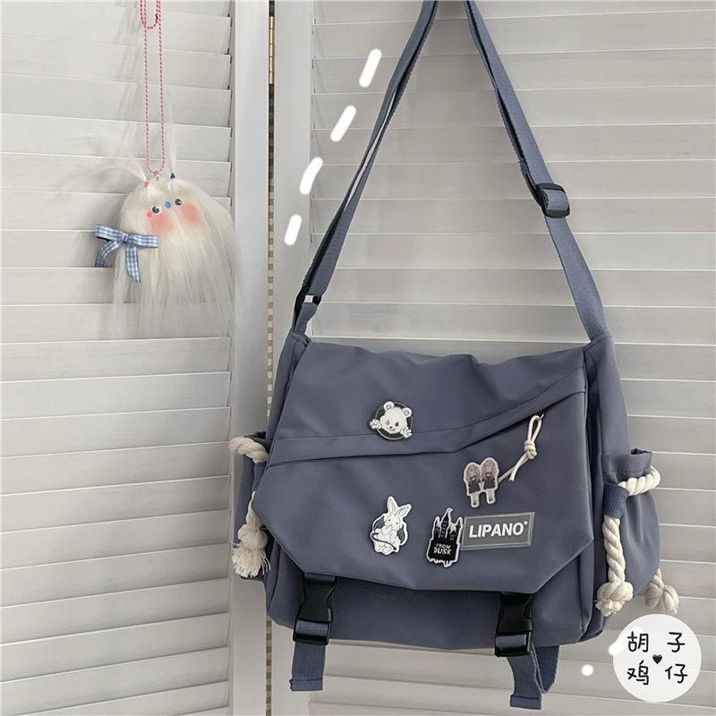 Kawaii Anstecker Dekoration Umhängetasche, Release Schnalle Dekoration Klappe Crossbody Tasche, Große Kapazität Schultasche 30x26x11cm