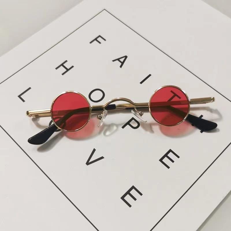 Retro Mini Sonnenbrille Rund Herren Metallrahmen Kleine Sonnenbrille mit rundem Rahmen Beliebte Farblinsen Mode nicht polarisierte Brille rot/gold