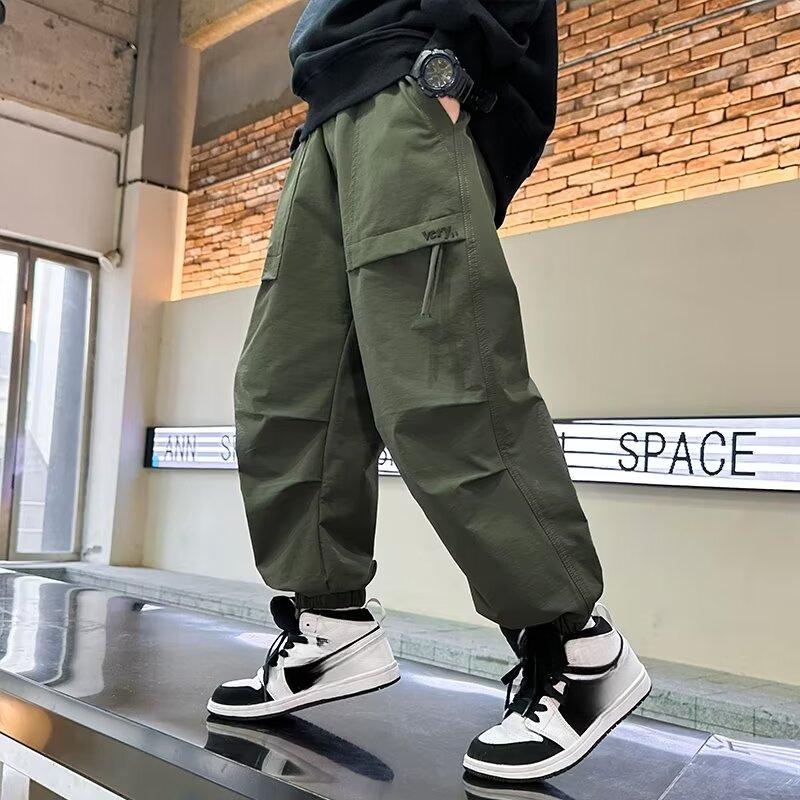 Jungen Arbeitshosen Herbstmodelle hübsche Hosen Kinder dünne Abschnitt Taschen Freizeithosen mittlere und große Kinder lose Hosen 130 grün