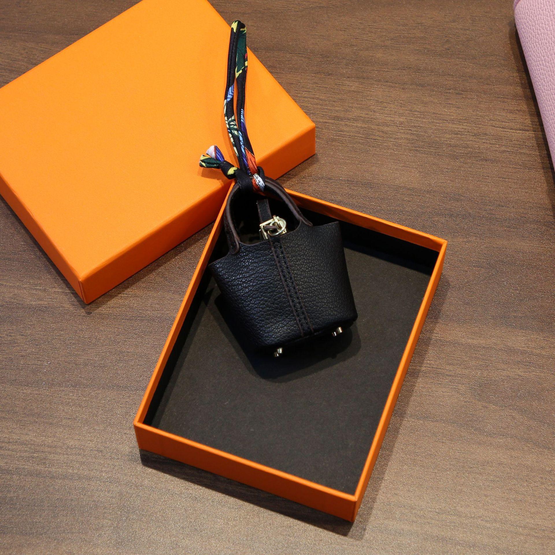 Mini Leder Kopfhörer Hülle Schlüsselanhänger - Niedlicher Kleiner Kopfhörer Halter Tasche Anhänger, Schlüsselring Anhänger für Handtaschen Rucksäcke 7.5*3.5*9cm black