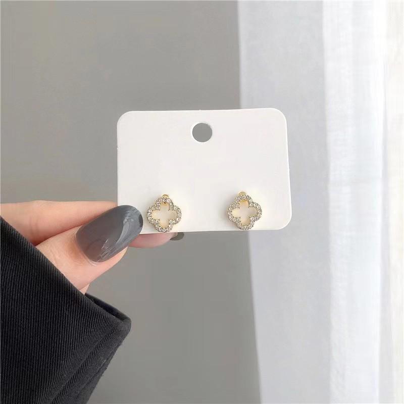 Vierblättriges Kleeblatt, ausgehöhlte Ohrringe, modische geometrische kleine Ohrringe, weiblich, leichter Luxus, einfache Nischen-Design-Ohrringe gold