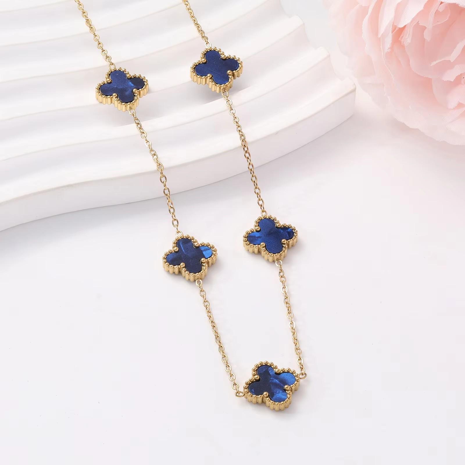 Doppelseitige Halskette aus 18 Karat Gold mit Glücksklee, lichtecht blau