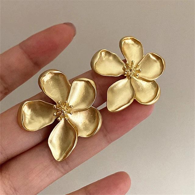 Gold Farbe Matte Textur Metall Blume Retro Ohrringe für Frauen Mädchen Fashion Party Schmuck Geschenke 2024 gold