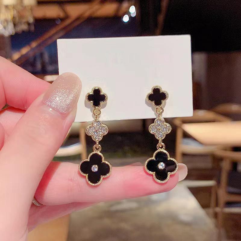 Lange vierblättrige Ohrringe Senior Sense Of Temperament Netflix Ohrringe Super schöne Temperament Damen Ohrringe schwarz