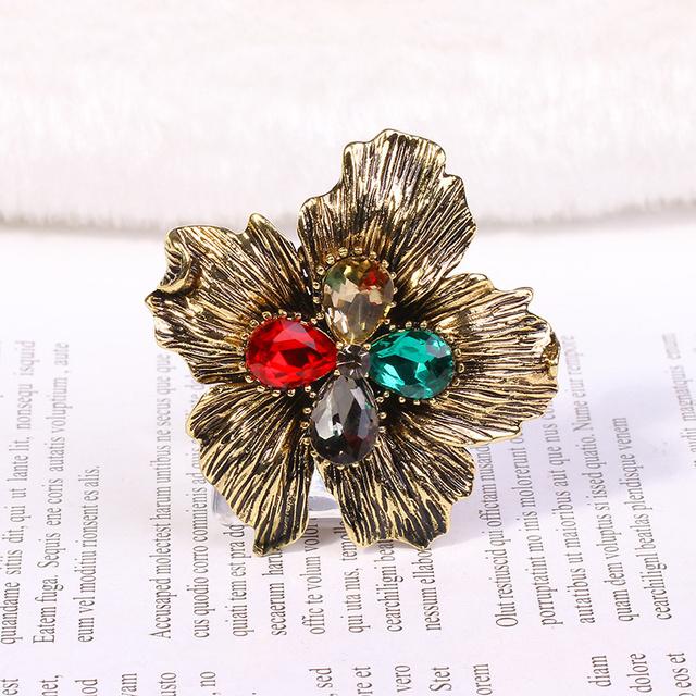Brosche mit Blumenmotiv, für Damen, Temperament, Strass, Seidenschal, rutschfester Knopf, um alten Corsage-Schmuck aus Legierung herzustellen beige