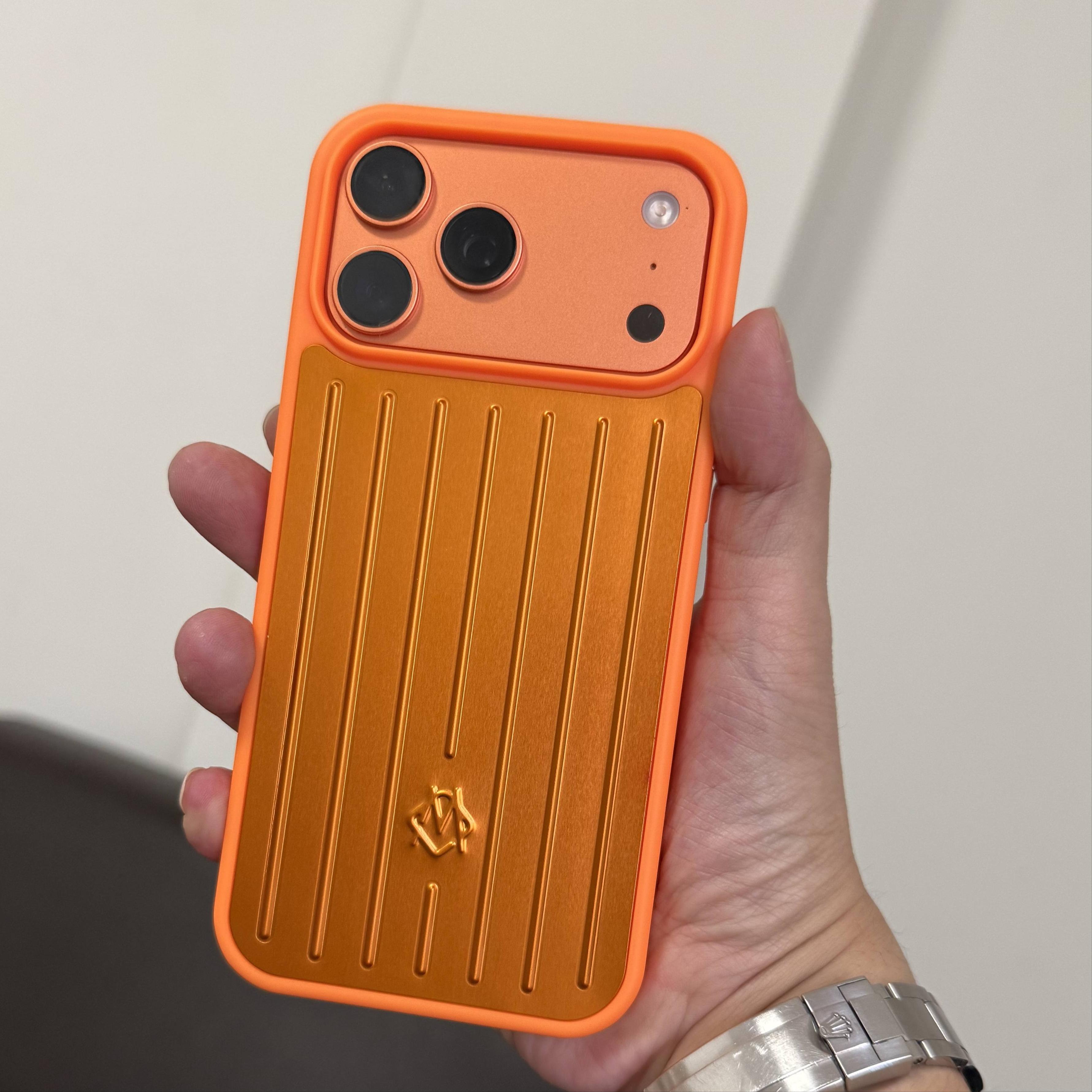 INS Metall Eis-Sensor Rückseite High-End 3D Reisender Rimowa Gepäck Handyhülle für IPhone 17 Pro Max 16 15 14 Schutzhülle mit Geschenkbox Verpackung iPhone 15 orange