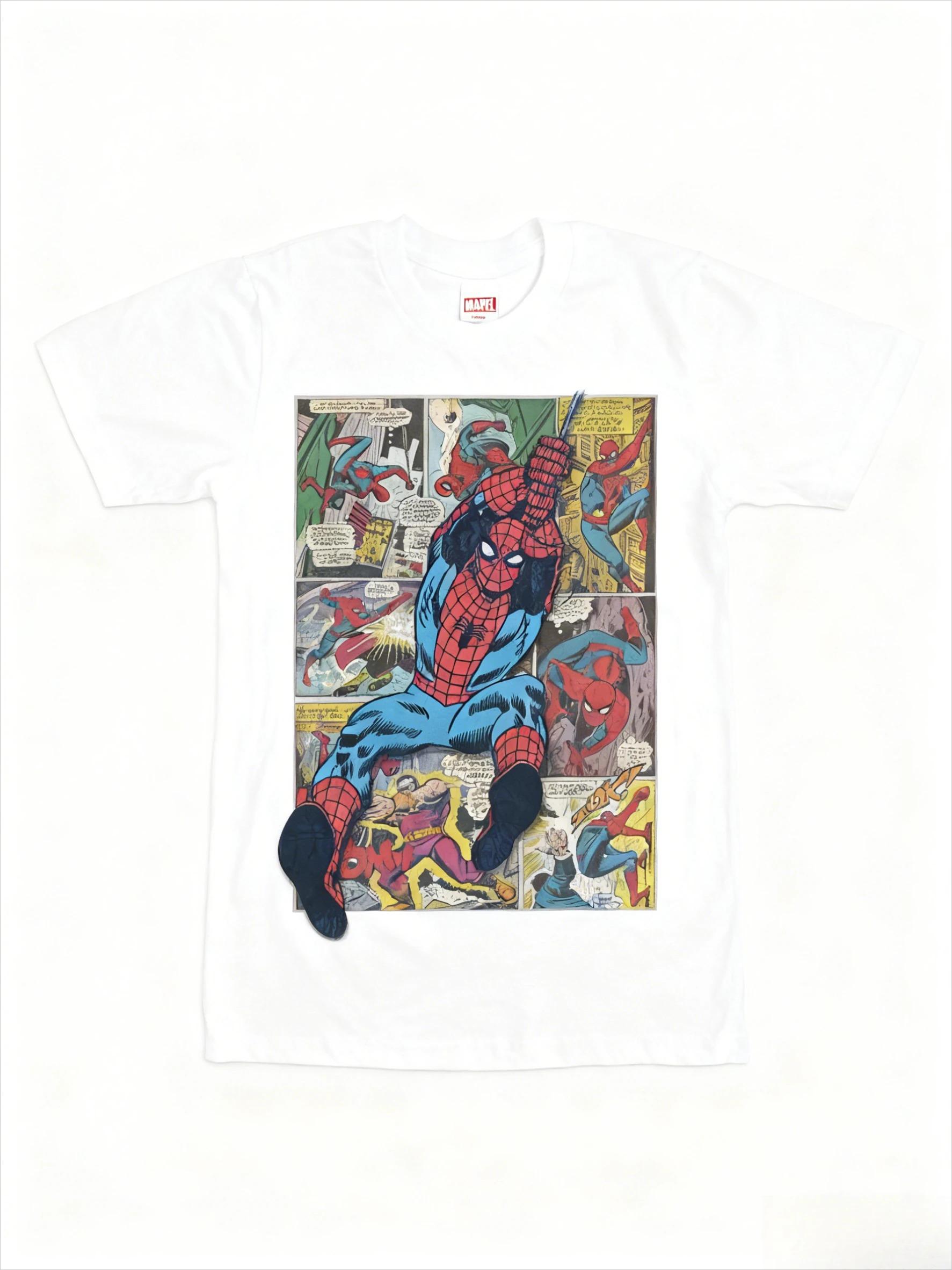 Übergroßes Kurzarm-T-Shirt mit einer Collage aus Vintage-Marvel-Spider-Man-Comic-Panels und einem 3D-artigen Überlager von Spider-Man, der schwingt XXL gray