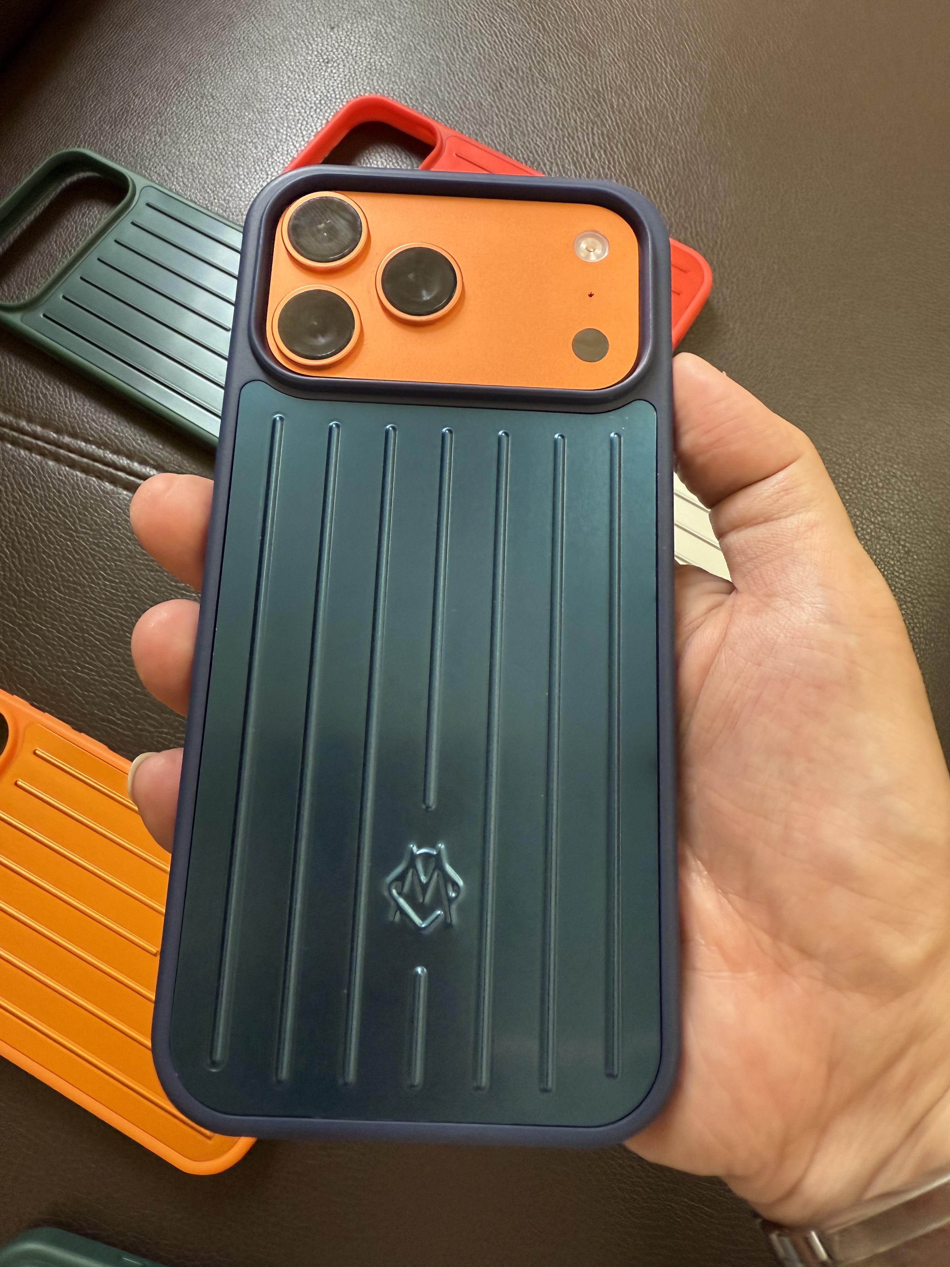 INS Stil Premium Luxus 3D Reisekoffer Handyhülle für iPhone 17 Pro Max 16 15 14 Aluminiumlegierung Rückenschutzabdeckung mit Geschenkbox-Verpackung iPhone 14 Pro Max blau