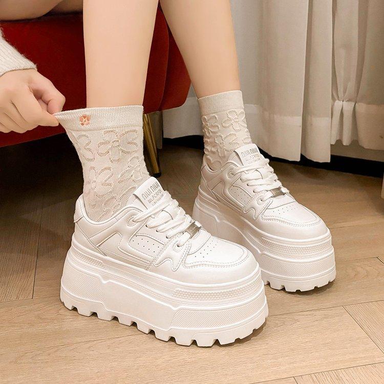 Leder Plateau weiße Schuhe Damen 2025 Frühling und Herbst neu kleine Höhe Erhöhung vielseitige einzelne Schuhe leichtgewichtige weichsohlige Muffin-Schuhe 38