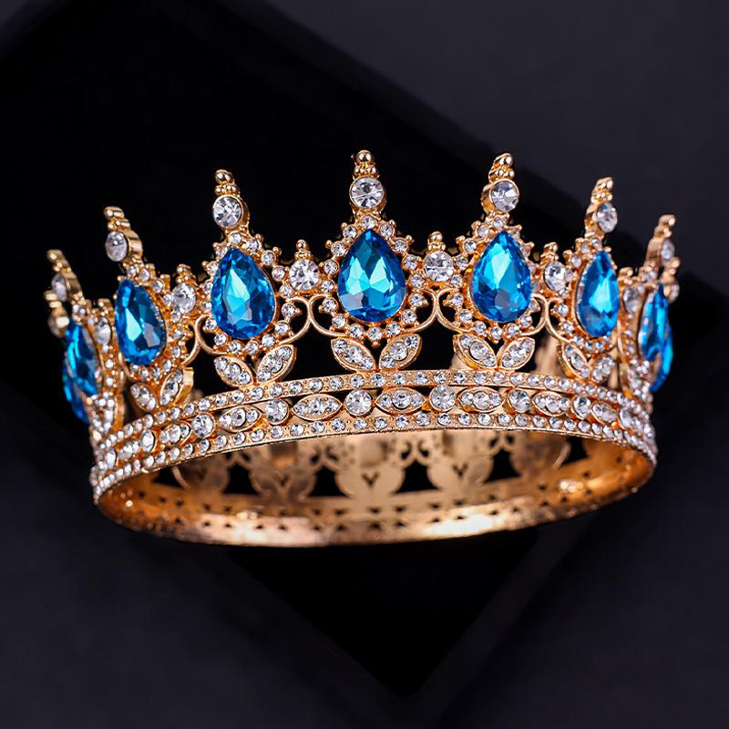 Die luxuriöse und strahlende Tiara der Braut Ein rundum geformtes Design Prinzessinnenstil Hochzeitskleid Kopfschmuck Blumige Kuchen Dekoration und Ornamente