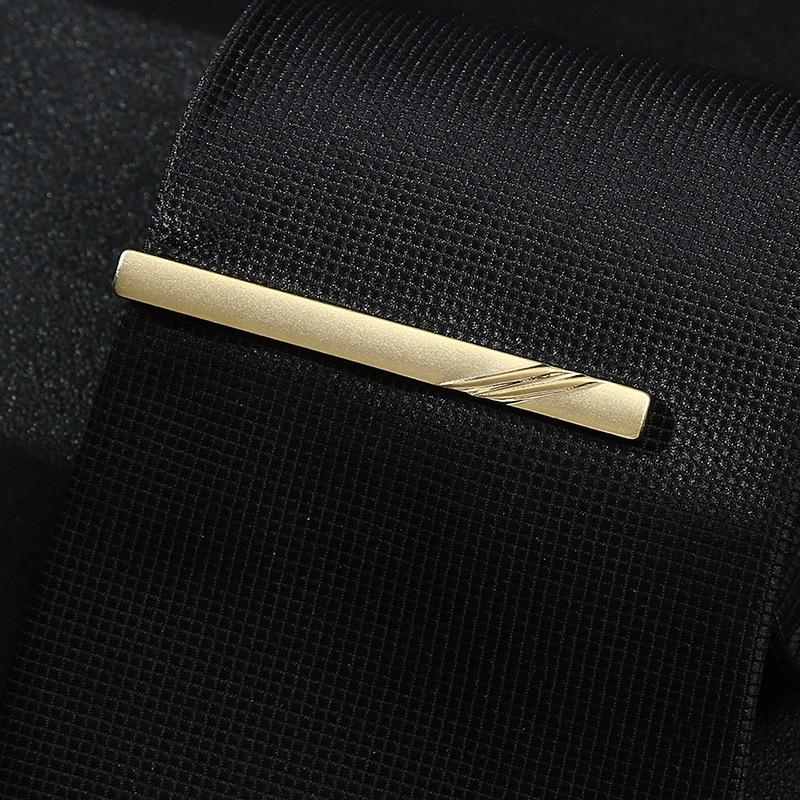 Goldfarbene, texturierte, mattierte Krawattennadel für Herrenhochzeit oder Berufskleidung