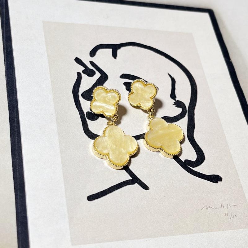Klassische Glücksklee-Ohrringe für Damen Leichter Luxus Nischendesign Ohrringe Hochwertige Temperament-Ohrringe 4*2cm banane gelbe
