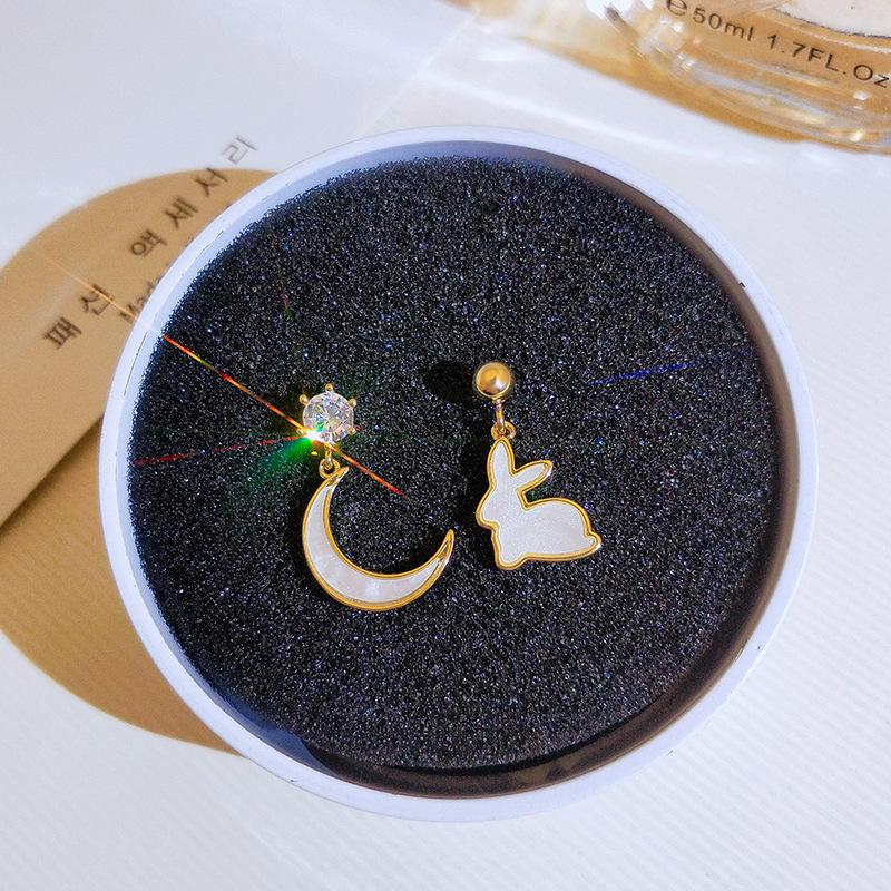 Japanische und koreanische niedliche Hasen-Mond-Ohrringe Cartoon Asymmetrische Ohrringe JK Mädchen Süße Accessoires Zirkon-Ohrringe white