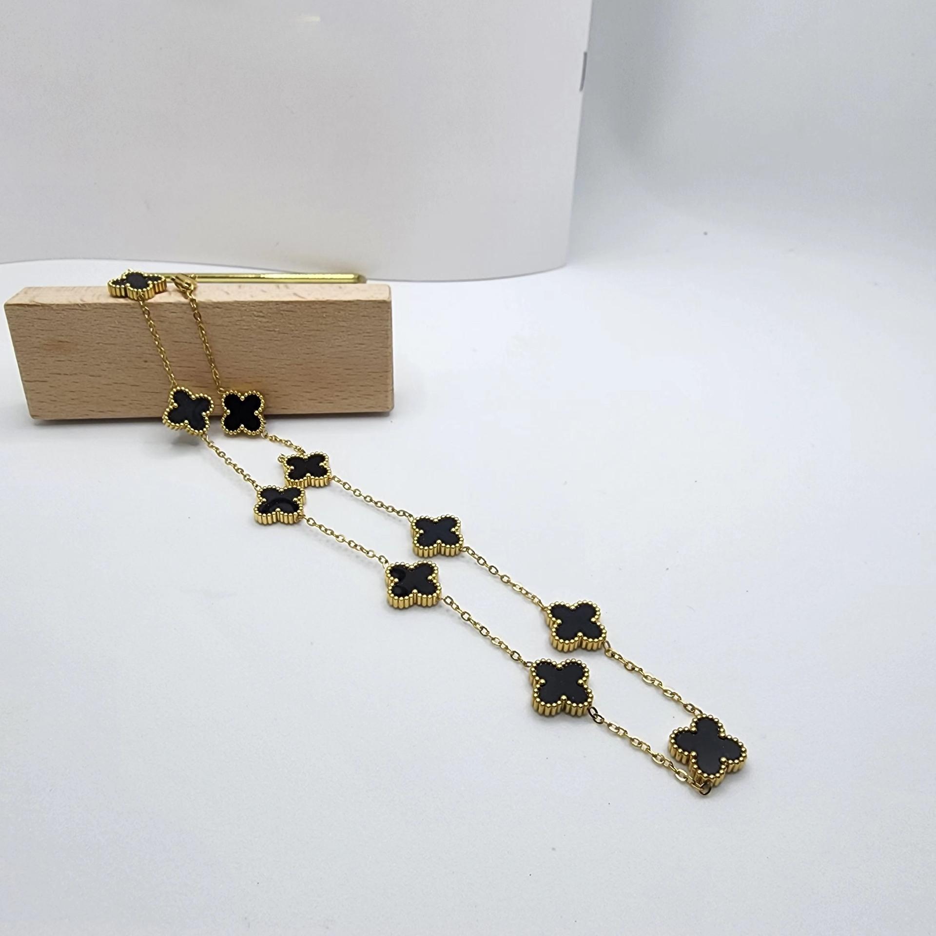 Vierblättriges Kleeblatt Halskette Leichte Luxus Einfache Blume Schlüsselbein Kette Damen Haute Sense Halskette 18K schwarz