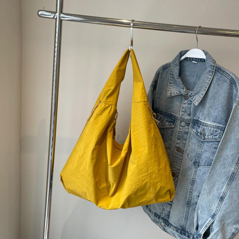 Nylon Umhängetaschen mit hoher Kapazität für den Alltag, Pendeln, Innenfach, Damenhandtaschen im Angebot, Modische einfarbige Handtaschen brown