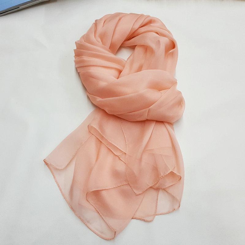 Eleganter Schal aus Maulbeerseide: Vielseitiges, Leichtes, Übergrößen-, Ganzjahres-Accessoire für Damen blutrote