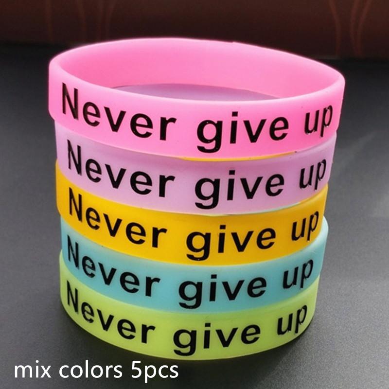 5 Stück Never Give Up Leuchtendes Gummi-Armband für Männer und Frauen, Freundschafts-Silikon-Armband, Motivations-Sport-Stulpe-Armband für Jugendliche, Geschenke Teenager size 180 x 12 x 2mm bunt