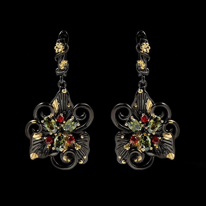 Elegante und stilvolle Orchideen-Ohrringe in Schwarzgold und grünem Zirkon