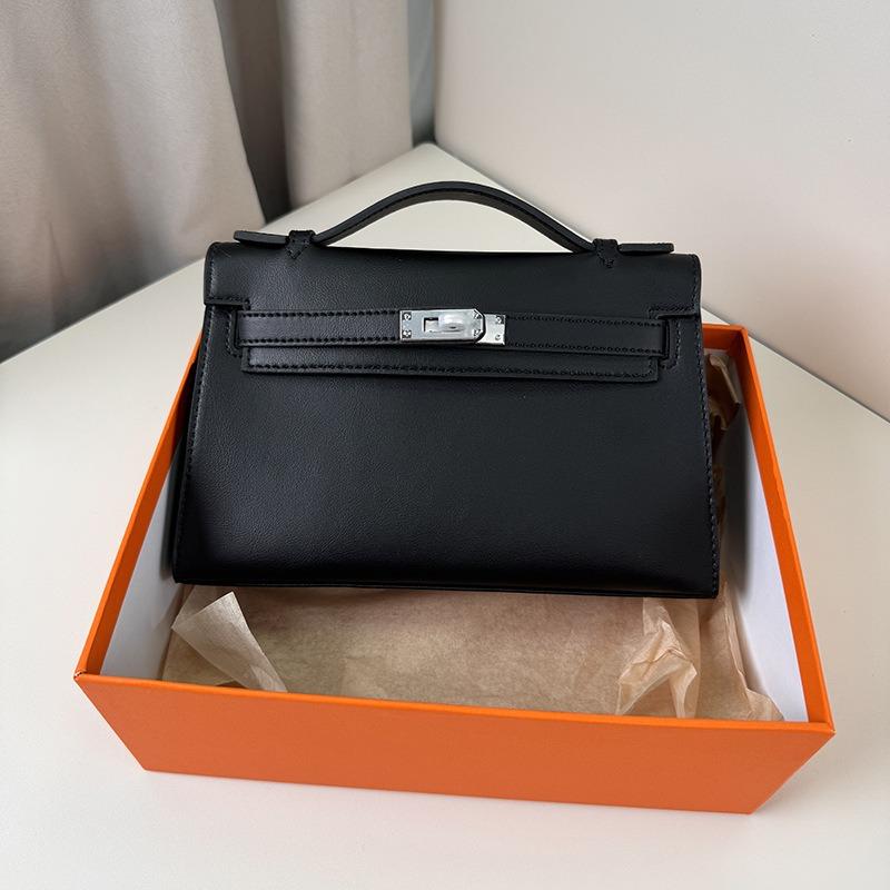 Handgenähte Crossbody Carey Bag mit Kette, Kalbsleder, Mini Carey Bag, echtes Leder, Damentasche schwarz
