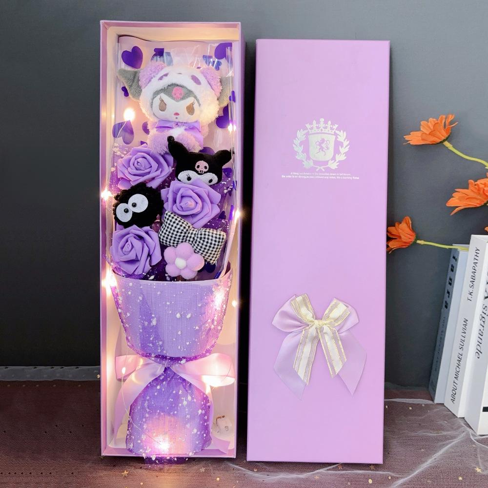 Hello Kitty & Kuromi Puppen-Strauß Geschenkset mit künstlichen Blumen 48x15.5x7.5cm pink