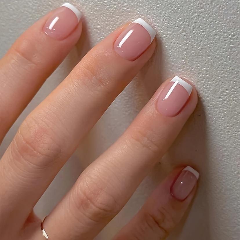 24 Stück French Manicure Press On Nails – Nude-Ton, quadratische Form, kurze Länge mit glänzendem Finish, Jelly-Klebelaschen und Mini-Feile im Lieferumfang enthalten. L016