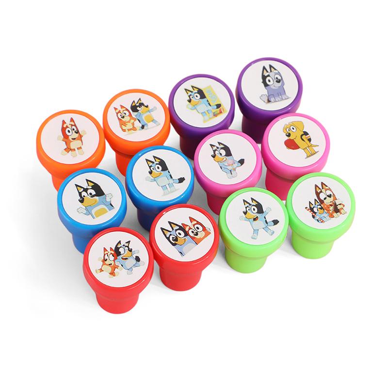 12 Stück/Set Bluey und Bingo Seal Bandit Chilli Glückssocken Anime Figuren Buntes Muster Stempel Kinderspielzeug Geschenk