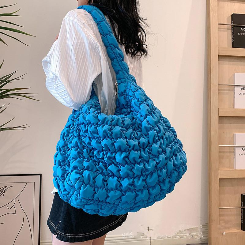 2025 Nischendesign Plissierte Wolkentasche für Damen Große Kapazität Schulter Umhängetasche Nylon Tragetasche Damen Handtaschen 47-38-21CM blau