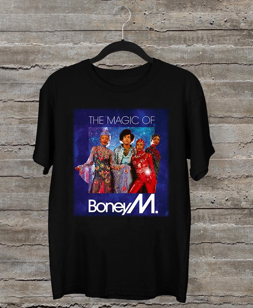 Boney M. - Die Magie von Boney M. Geschenk für Fan Schwarz Alle Größen Geschenk T-Shirt QQ1260 Unisex T-Shirt L