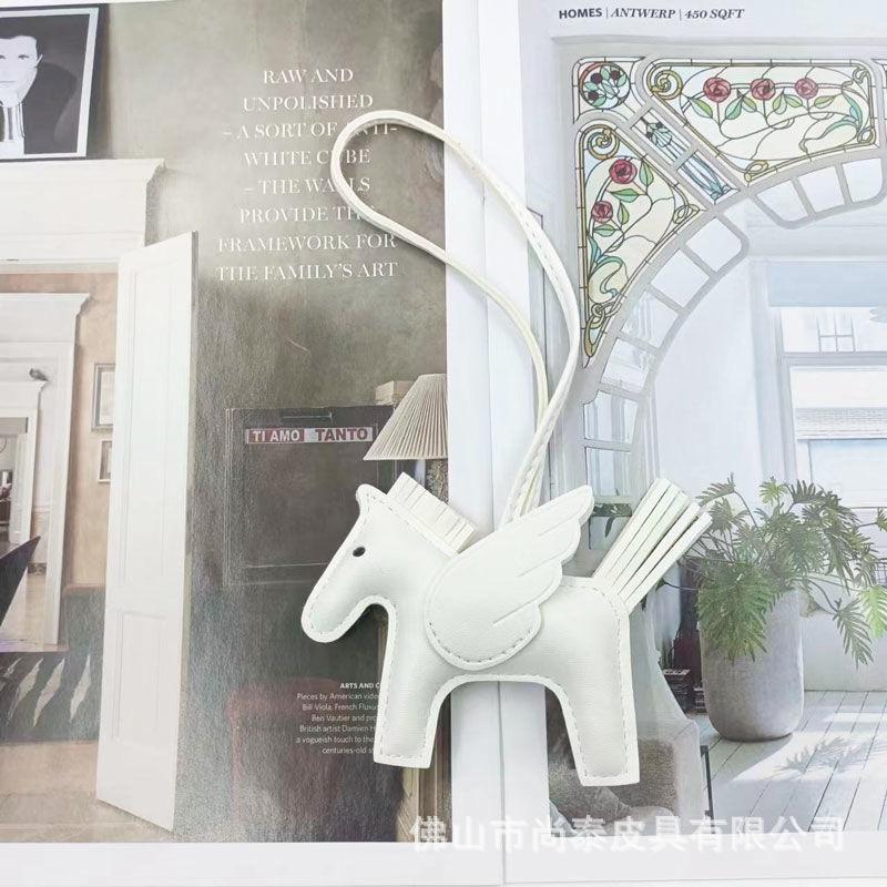 Schlüsselanhänger, kleine Pegasus-Tasche, Anhänger, PU-Leder Spiegelornament, Taschenanhänger, handgefertigter Lederpuppen-Schlüsselanhänger reine weiße