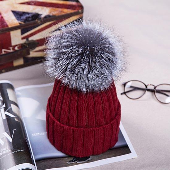 Abnehmbare Kunstnerz-Silberfuchs-Kugelmütze mit Pom Poms, Wintermütze für Damen und Mädchen, gestrickte Mützen wein rot
